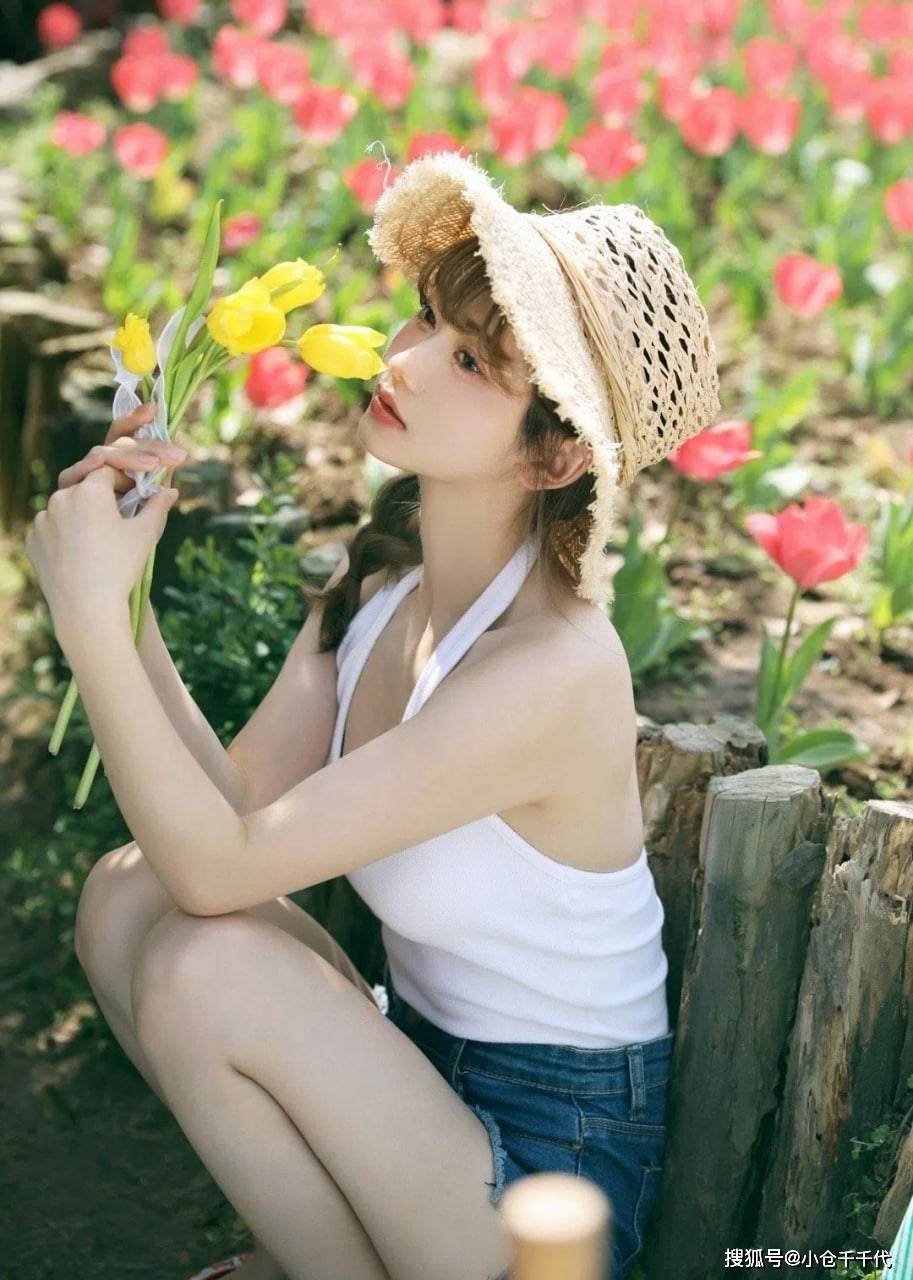 春日午后悠闲时光女子户外品茗赏花