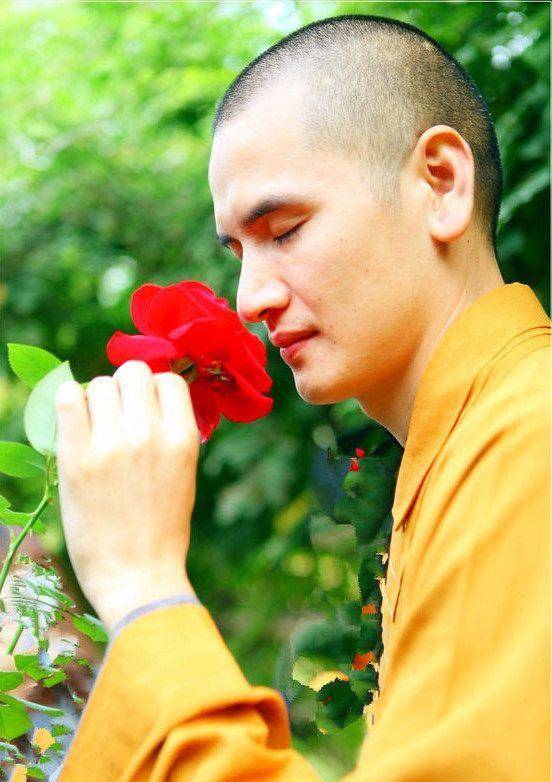 中国最帅僧人曾被无数女富婆猛追29岁招架不住剃度出家