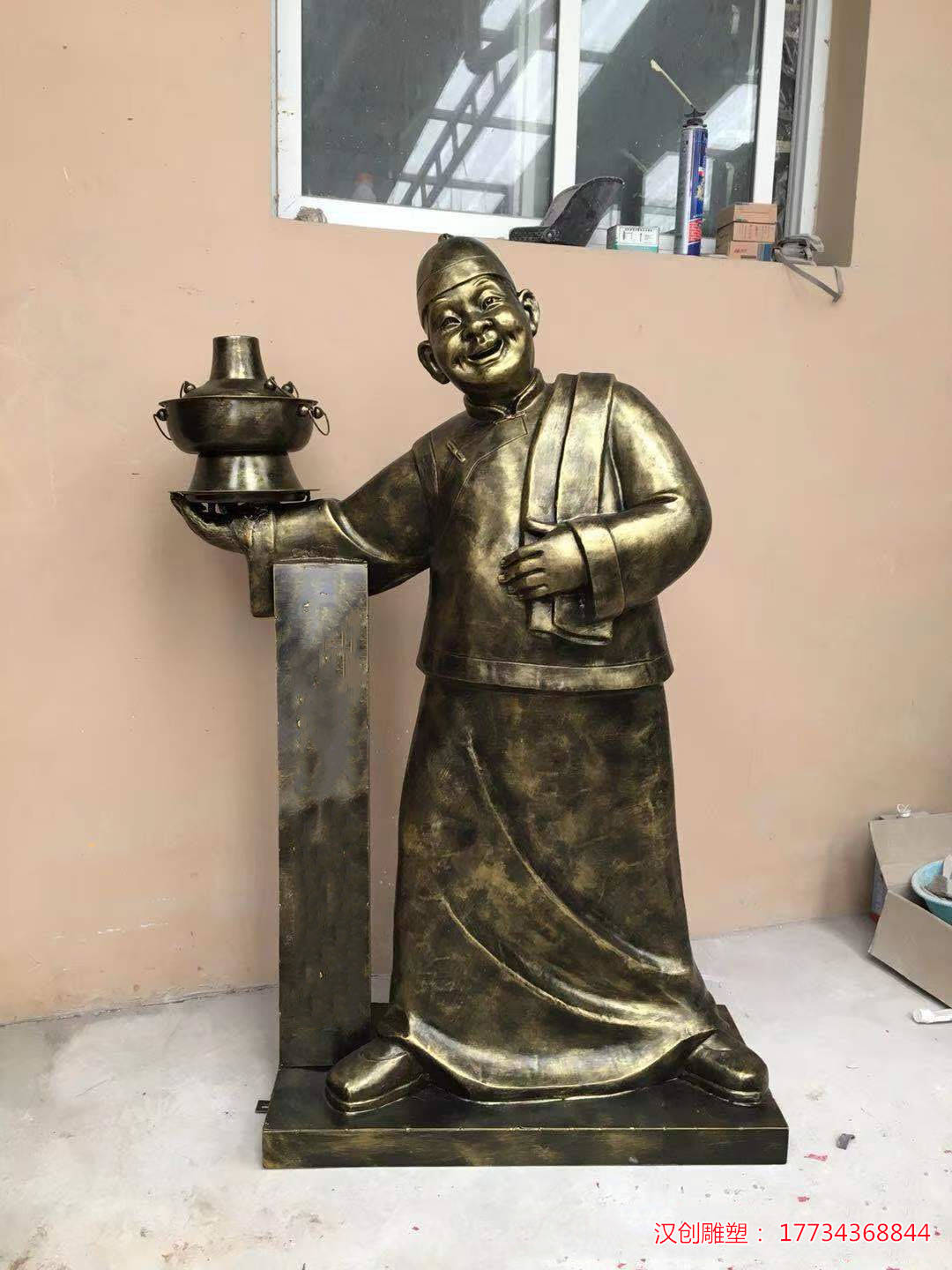 玻璃钢仿铜迎宾店小二雕塑迎宾民俗小品雕像