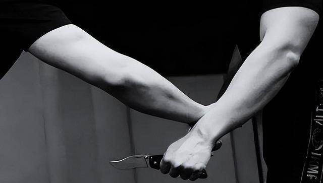 图源网络逃离现场之后,孟超找到王永丽哭诉,跟她说明了事情原委