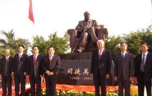 在中国,洪门也是"致公党",现在的洪门组织在海外已经是华侨们的中坚