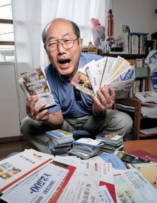 原创七旬大爷入股900家企业薅羊毛34年吃喝玩乐全靠它