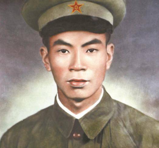 在淮海战役中,杨根思因作战勇敢多次荣立大功,小功,被授予华东一级