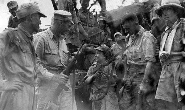 士兵用冲锋枪一发一发打被史迪威斥责得知原因后他心酸流泪了
