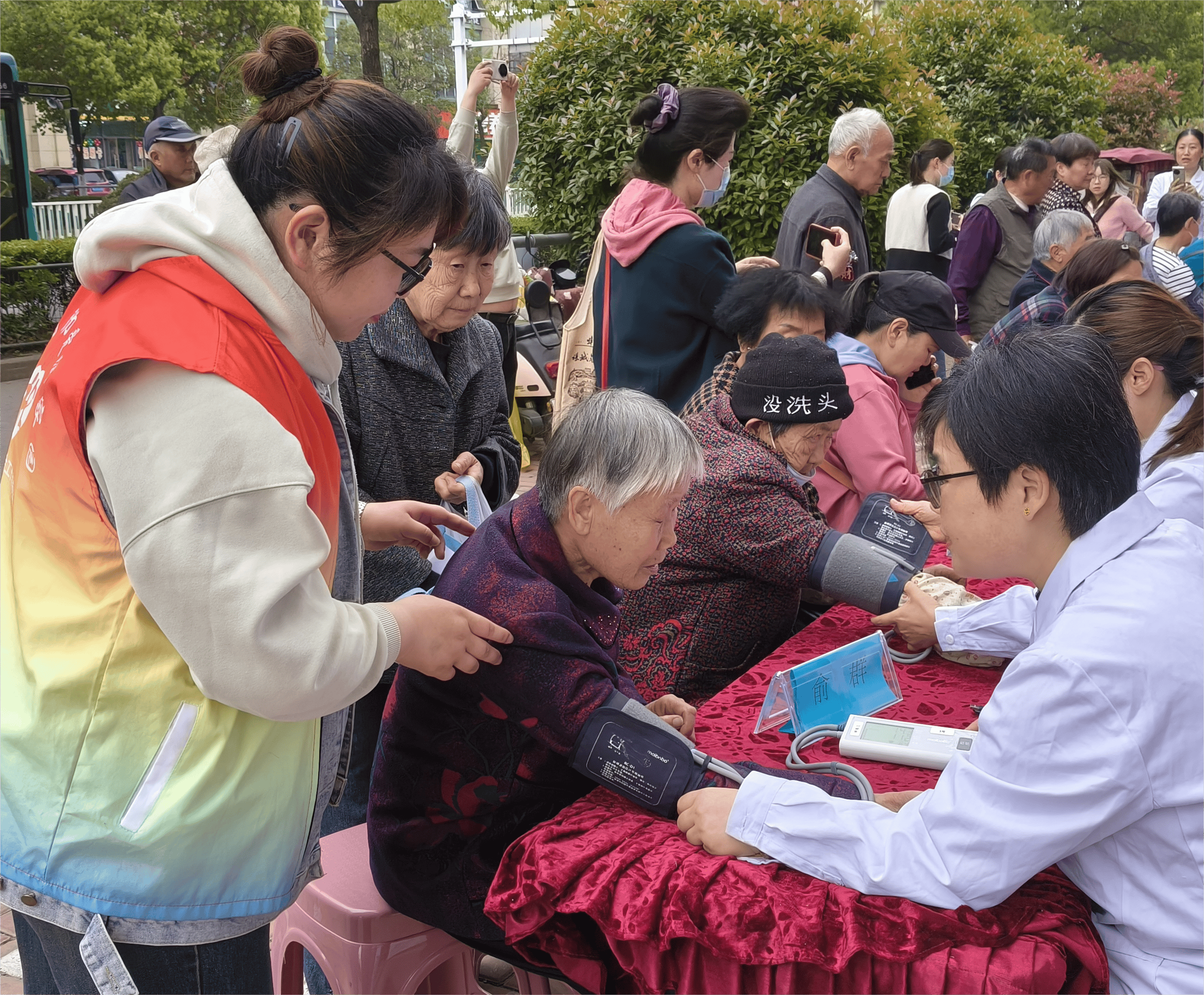 蚌埠解放街道民政服务站开展 传递温暖 守护健康爱心义诊活动