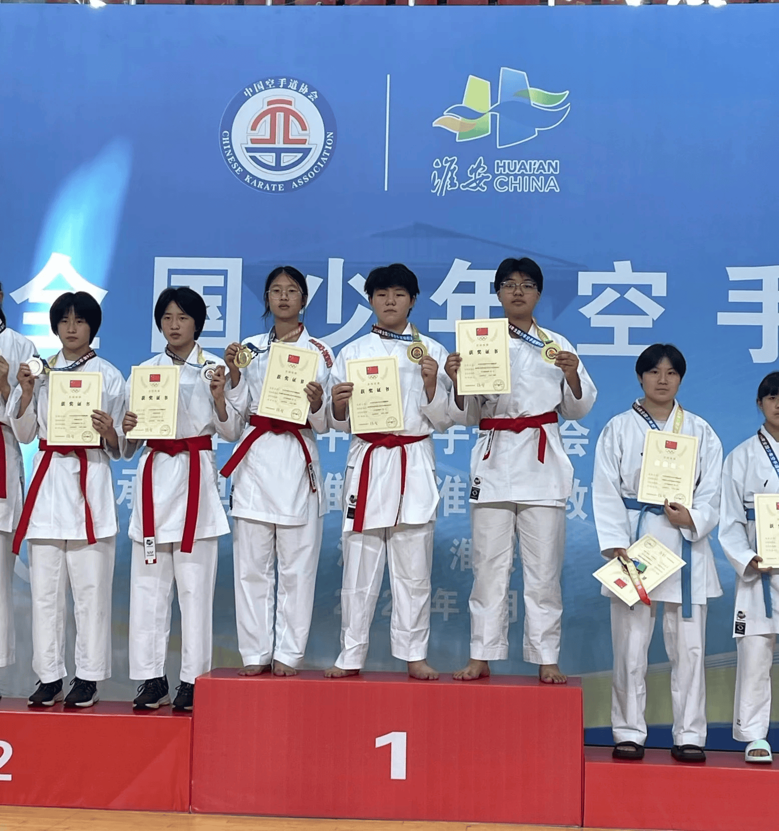 单位萧山区空手道运动协会选派来自杭州市萧山区义桥实验学校的张雨萱