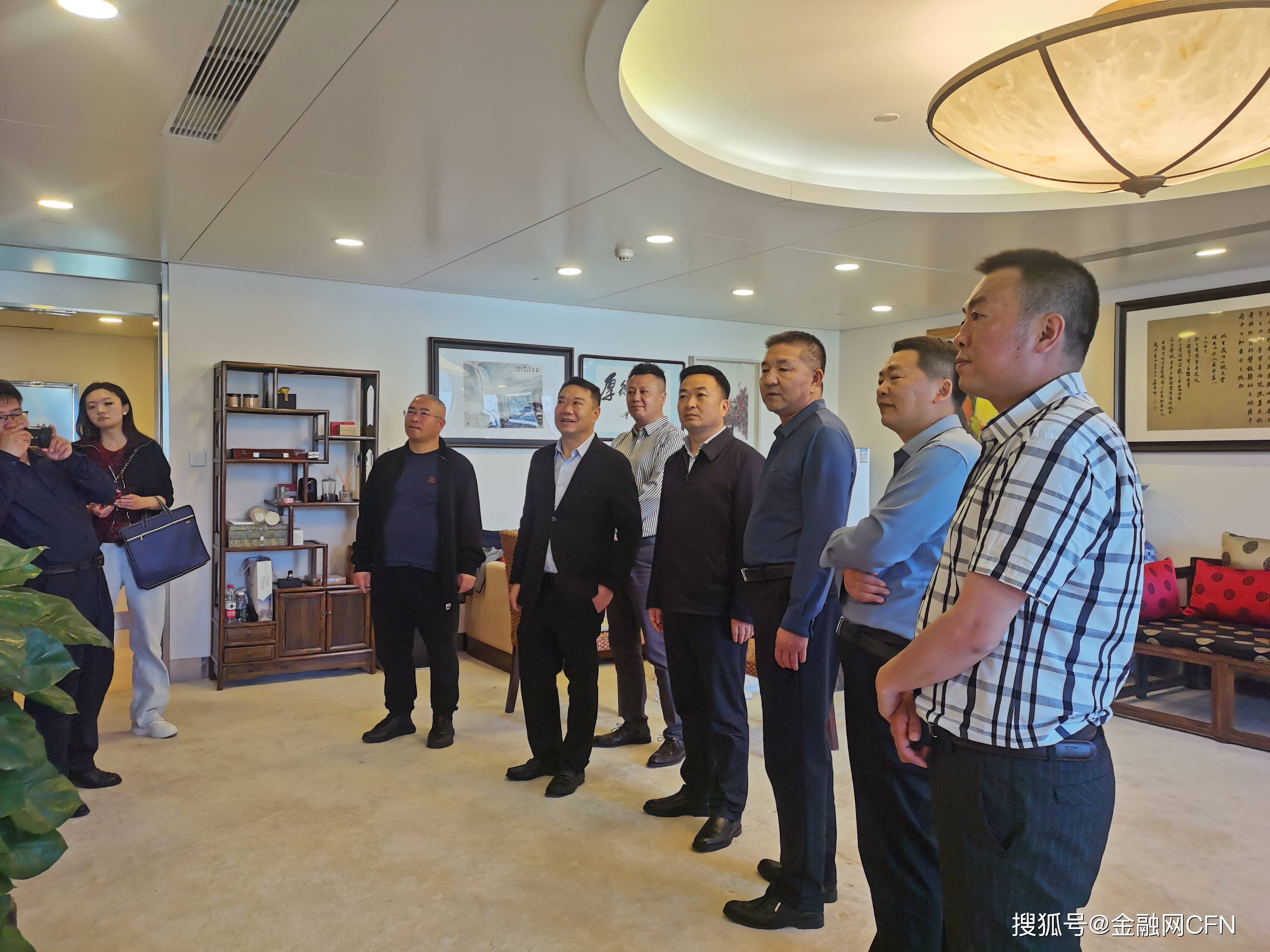 在坦博艺苑博物馆1号书画展厅,李可染画院艺术设计院院长黄伟向杜宁让