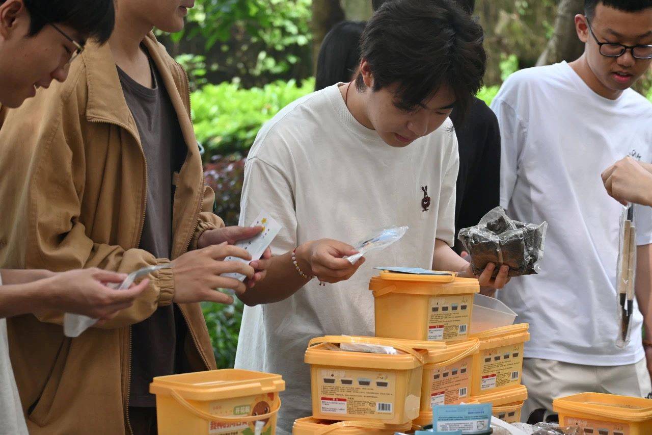 雨生百谷万物更新移通学子揽尽校园暮春隽永感知传统文化魅力