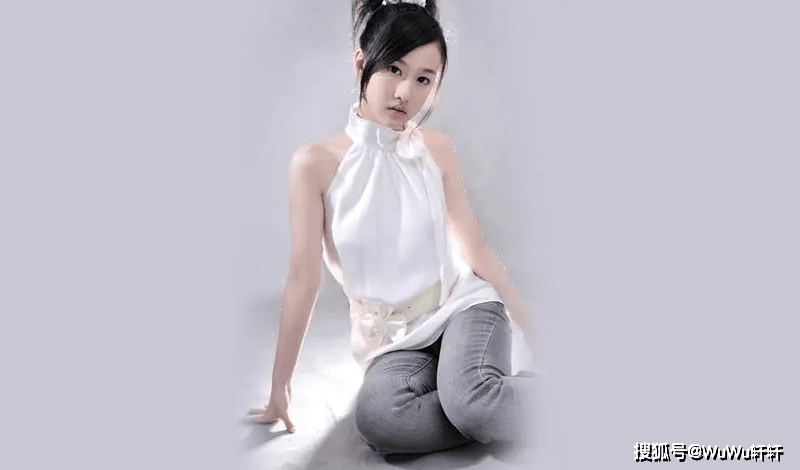 32岁刘美含晒比基尼美照,露甜美笑容少女感十足,网友: