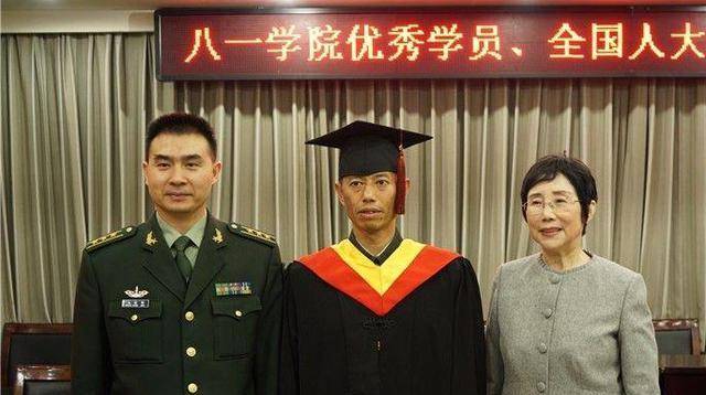 原创他是兵王比将军还稀缺入伍34年操作导弹0差错获得八一勋章