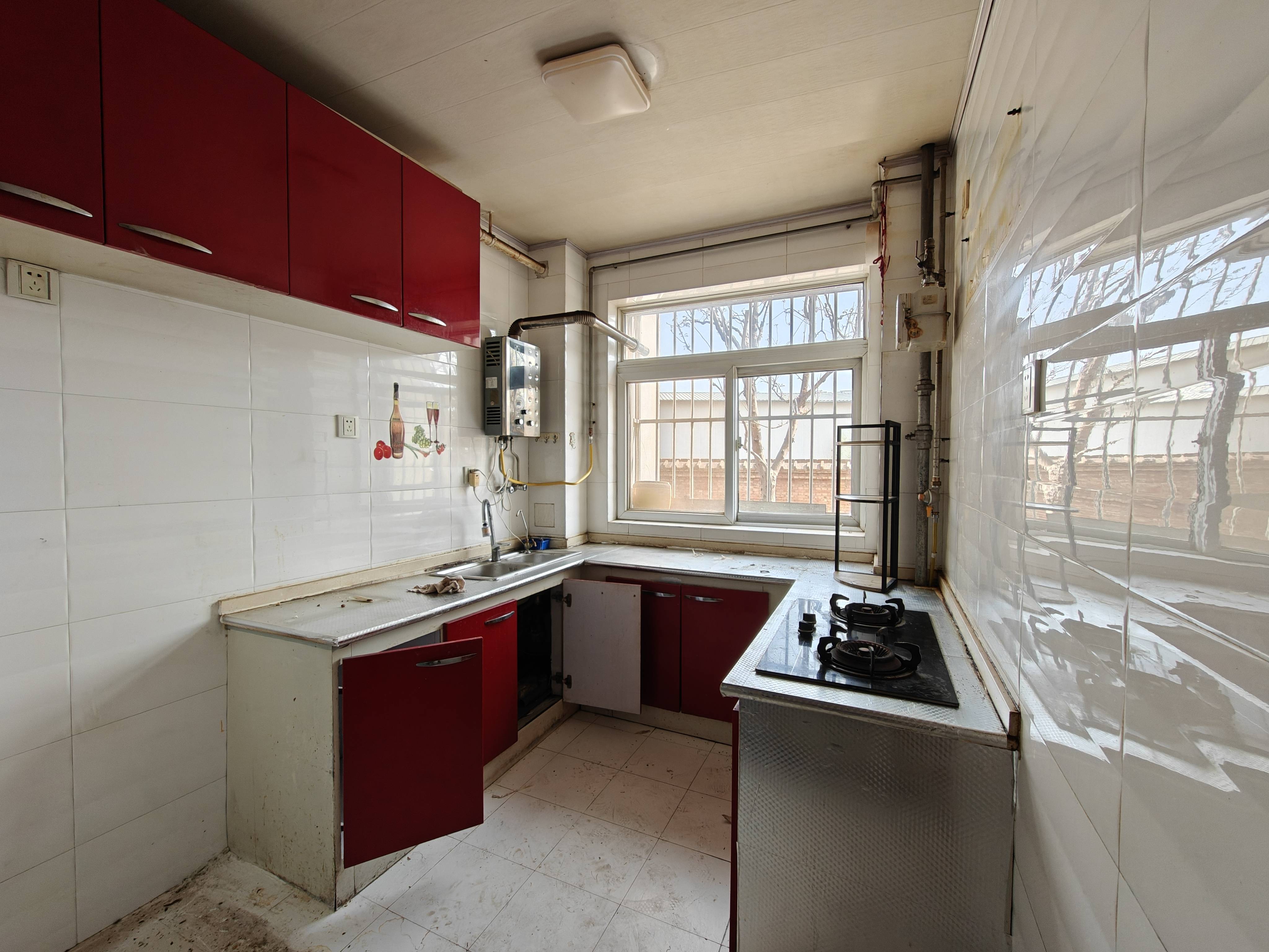 南向厨房,因为是一楼,可以在烟道位置做改动,一来增加使用面积,二来