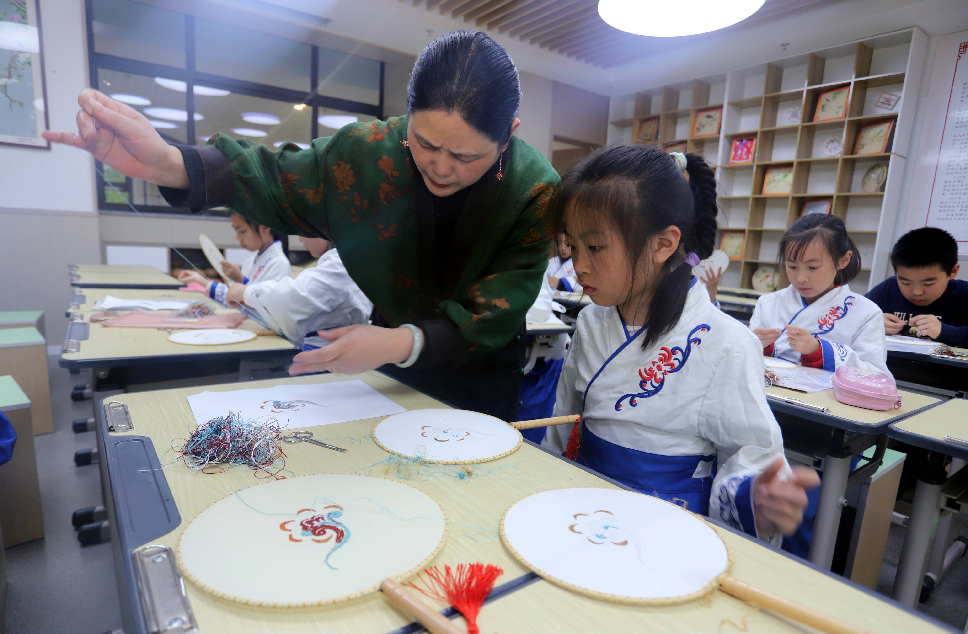 苏州市平江实验学校开展"非遗刺绣进课堂"活动