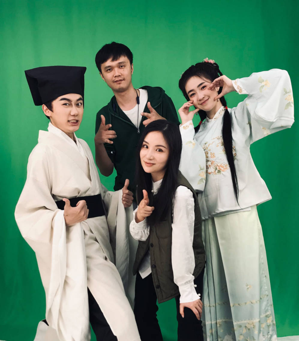 鸿利为《上元灯彩图》真人拍摄辅导表演与配音后与演员及小冰人工智能