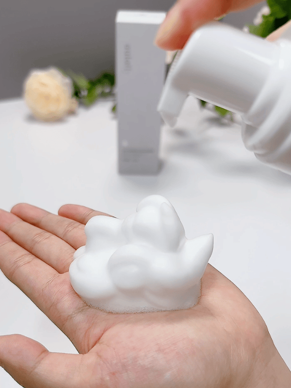 洁面慕斯采用先进的慕斯质地,只需轻轻一按,即可释放出绵密细腻的泡沫