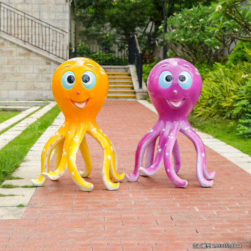 则是以海洋生物,海洋环境等元素为主题,通过雕塑,装置等形式,将海洋的