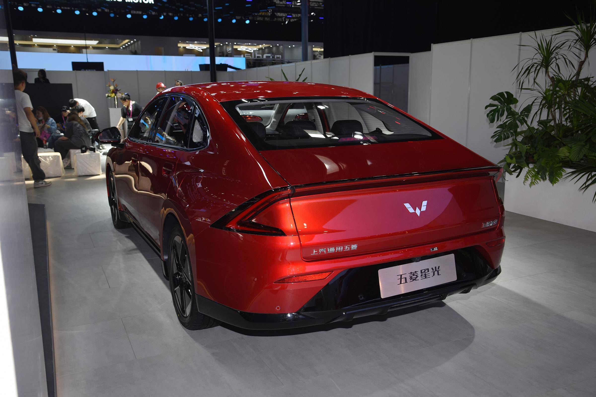 主打性价比,五菱星光ev正式上市,纯电中型车/售价9.98