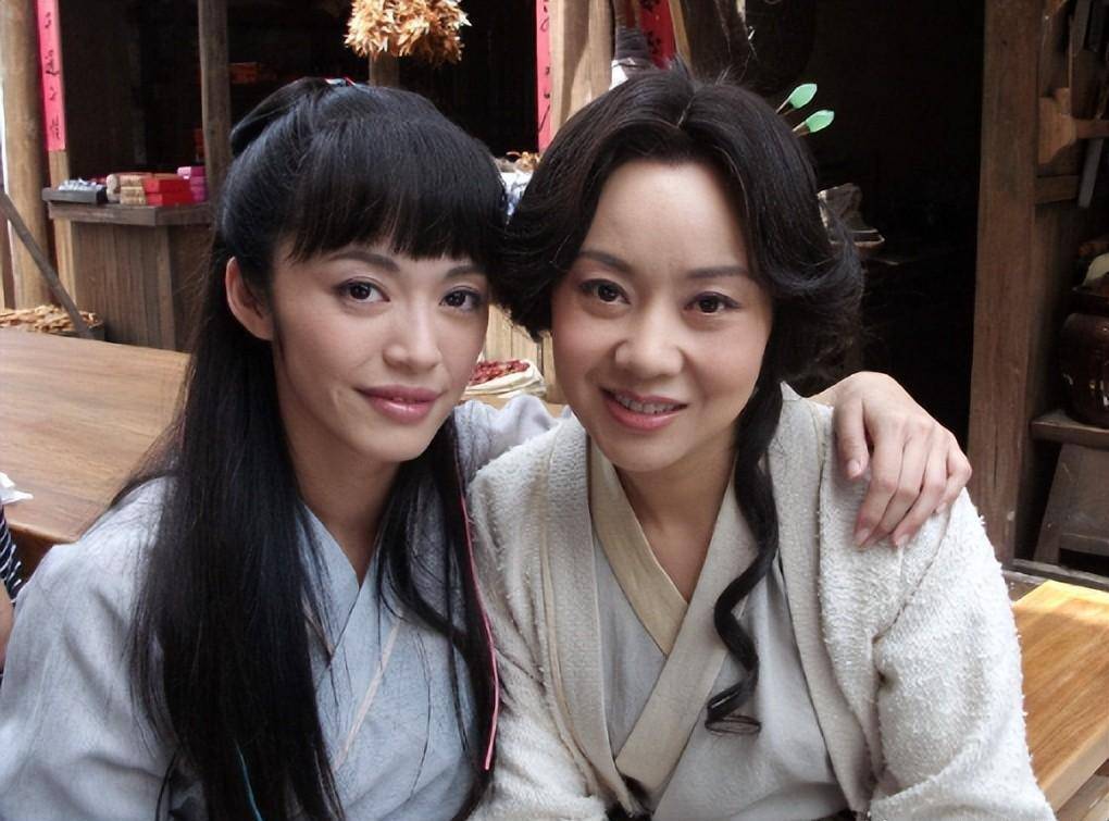 姚晨与闫妮在电梯内经历惊险一刻,网友幽默调侃:"郭女侠,怎么不飞出去