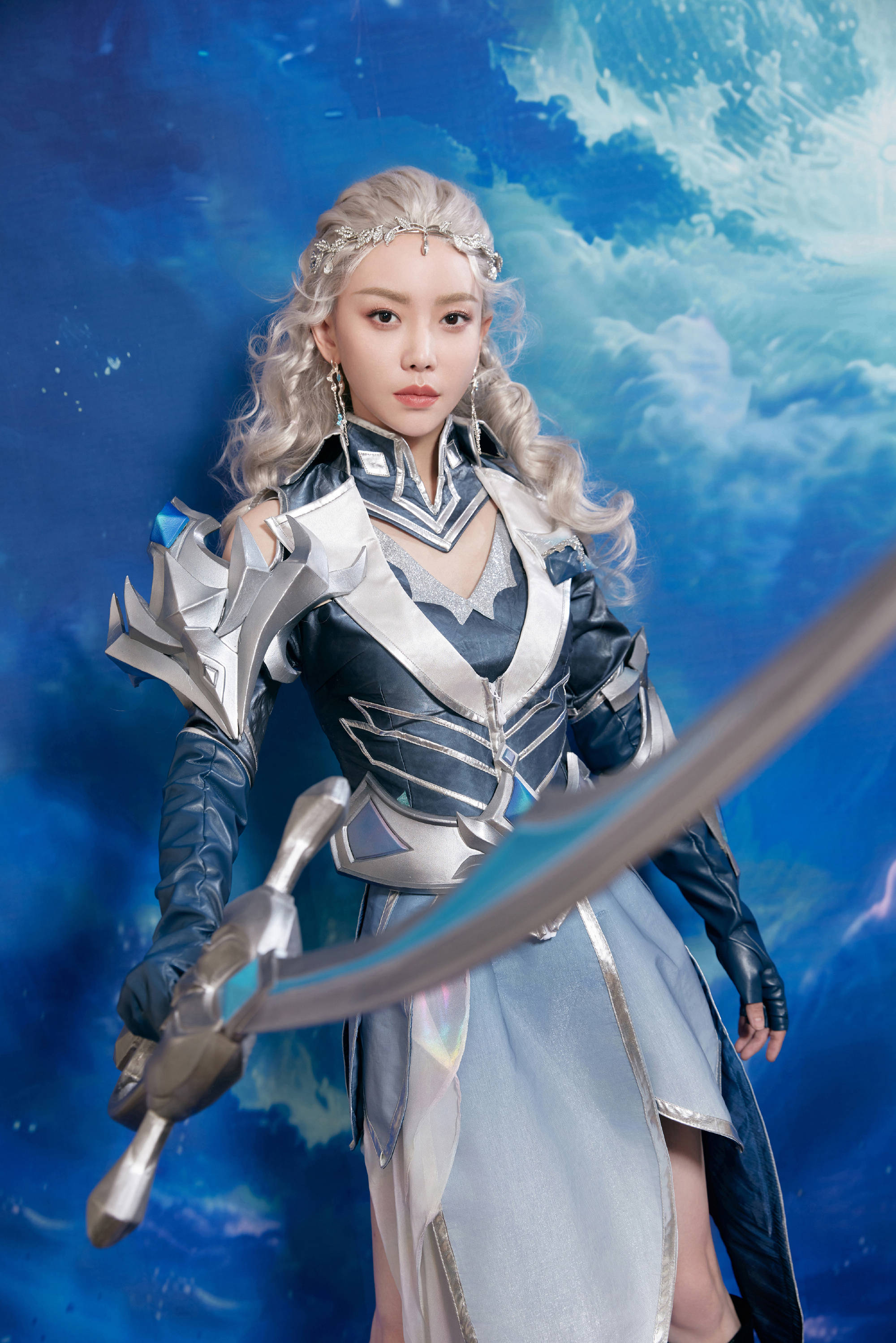 于文文cos露娜造型曝光 手持长刃化身女侠又美又飒_游戏_人物_文化