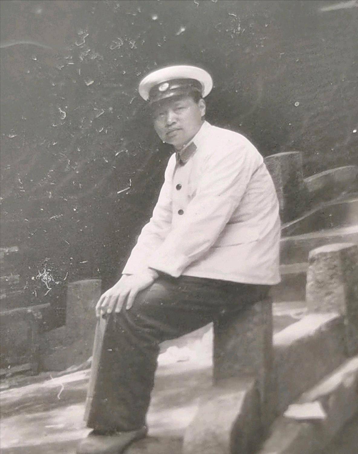 吴博斋听完狄飞的宣告后只是麻木的配合着,没有一句辩解的话,因为当