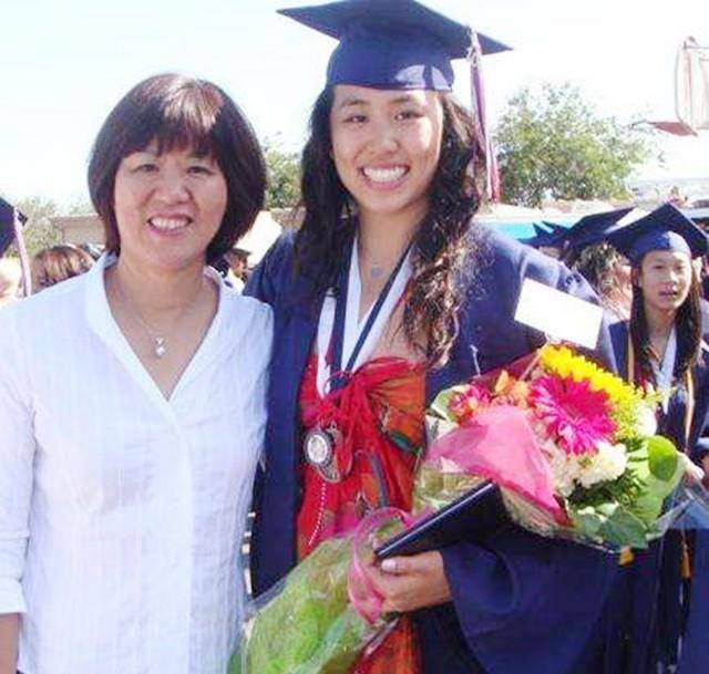 郎平女儿:曾晒与父亲合影,后妈未出镜,牵着7岁弟弟散步_白帆_生活