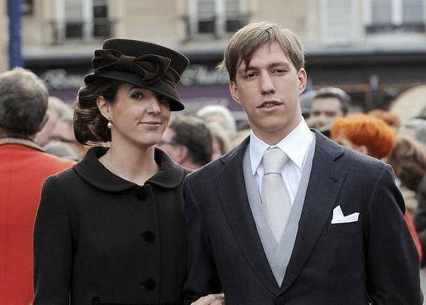 在1985年,泰西于卢森堡一个很小的城镇出生,家里一共有5个小孩,全家