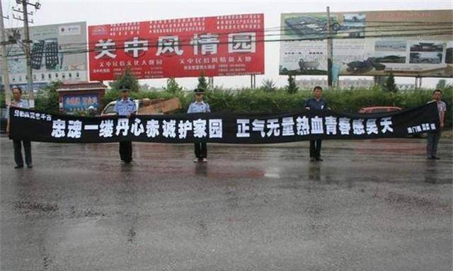 最美女警马彩凤,33岁为保护群众被撞身亡,上万群众来为其送行