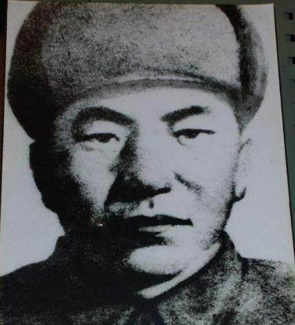 村子因他改名,绑着6颗手榴弹,与8个敌人同归于尽,牺牲时仅27岁