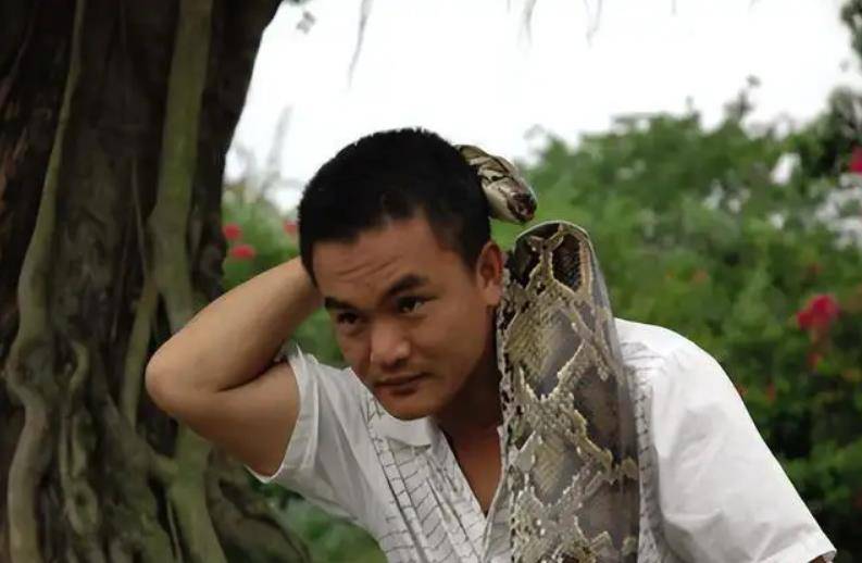 1996年海南巨蟒为报恩当小孩"保姆",与主人同眠,还能看家护院