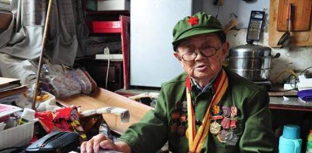 都选择了参军抗日,李安甫也想进军队,可八路军征兵的人一看他这个子