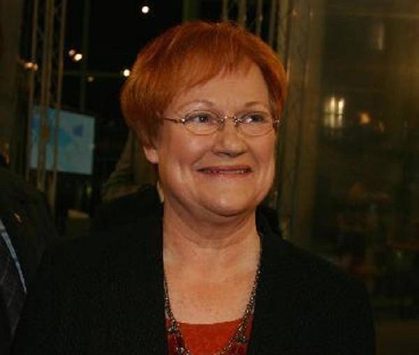 与男友同居15年却不婚,带着孩子去国会上班_哈洛宁_女性_阿拉亚尔维