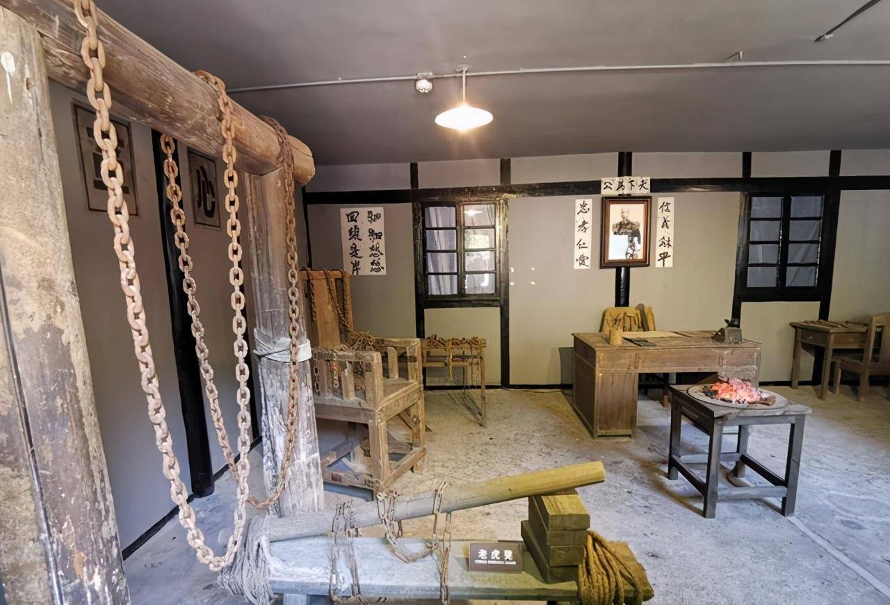 韩子栋被军统关押14年,靠一根扁担逃脱,到家后妻子问:你找谁