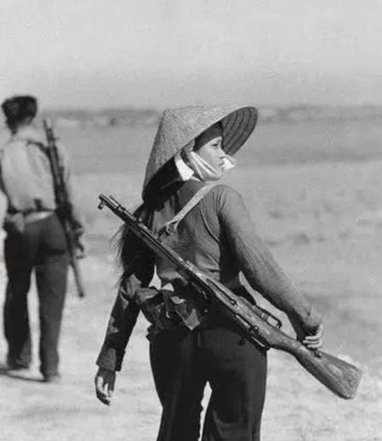 越南女兵伪装成百姓被发现,被包围后拒不投降,后来结局如何?