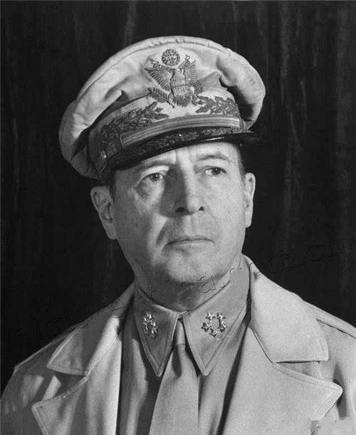 69年前,麦克阿瑟当众演讲:对中国投30颗原子弹!几小时后遭罢官