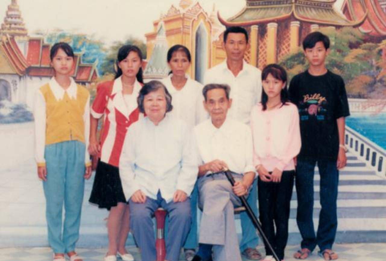 而且,曾秀萍并不是一个人来的,她带着他们的儿子,他们的孙子孙女.