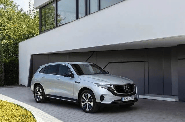 奔驰"低头了"!62.8万一路跌至23万,2.