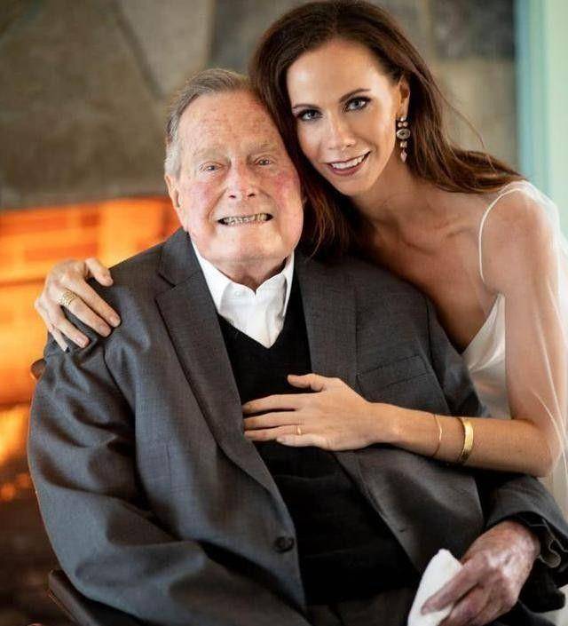 2018年,彼此初恋相守73年的爱妻芭芭拉去世,老布什哭得像个孩子