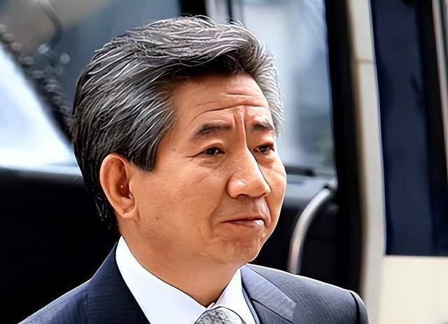 面对围在家门口的韩国民众和记者,卢武铉面上没有什么表情,只道:"真是