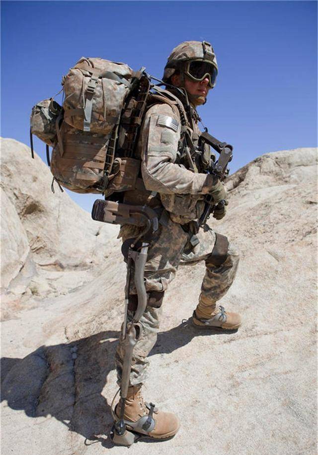 美单兵外骨骼武器,使其大负重下,还能保持4.5公里小时步行速度