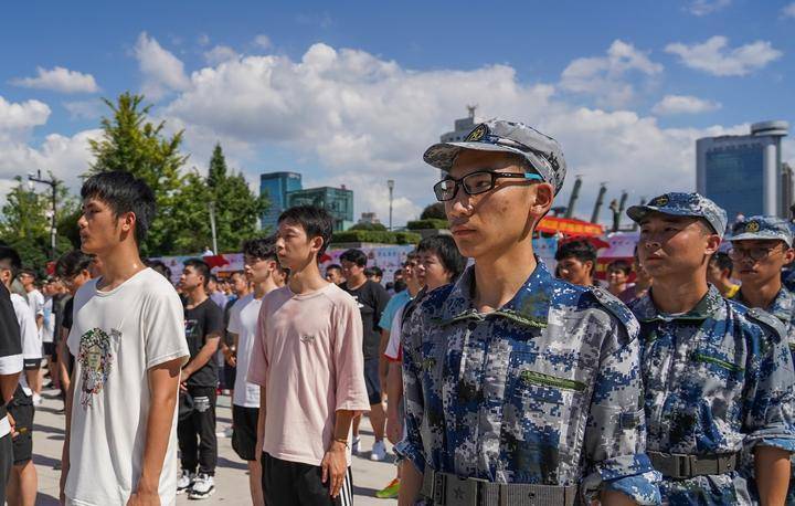 为何韩国年轻人不愿意当兵,而中国年轻人却踊跃参军,保家卫国呢