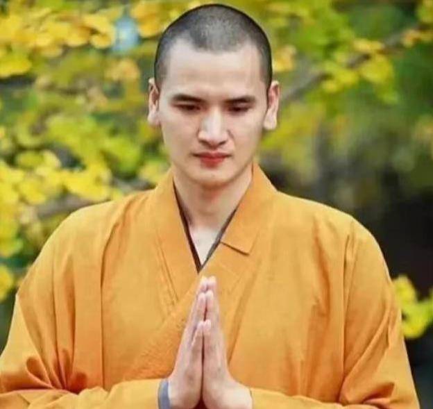 释明心:身高190,天生一对佛耳,富婆豪掷400万,送他法拉利求婚