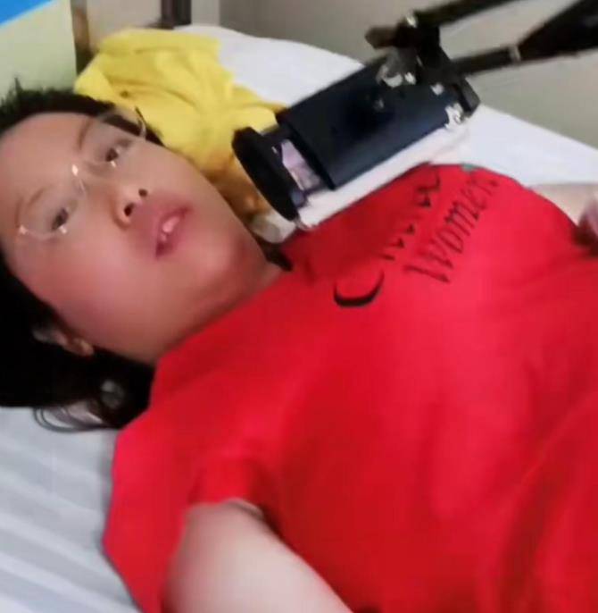 她34岁,全身瘫痪,用舌尖打字做电商,挣钱养活自己和聋哑母亲