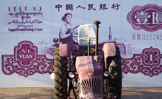 她是中国第一位女拖拉机手,曾被印在人民币上,如今过得怎么样?