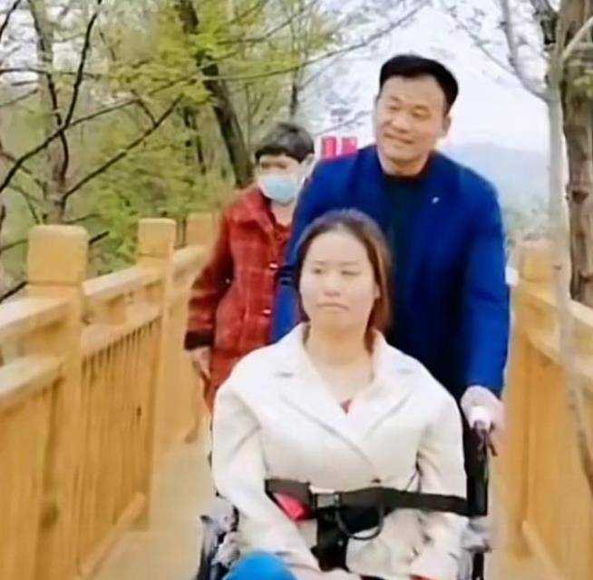 她34岁,全身瘫痪,用舌尖打字做电商,挣钱养活自己和聋哑母亲