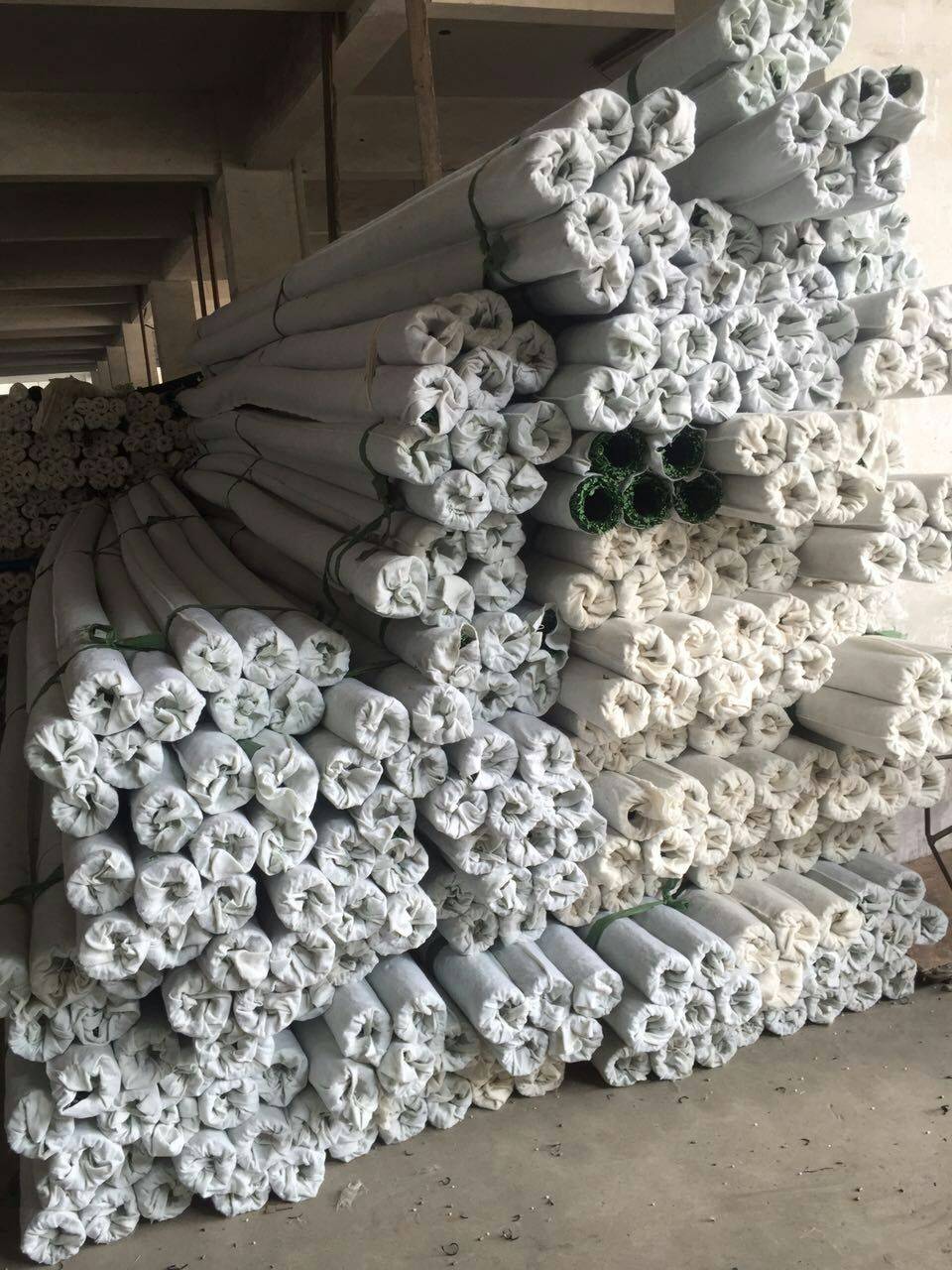 1,开挖沟槽,填碎石垫层,铺滤膜.