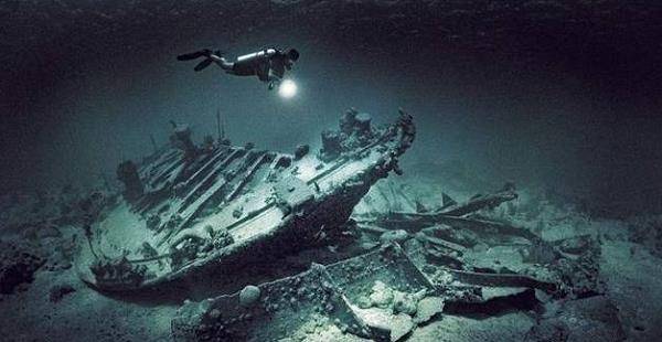 为了前往那条古沉船的所在地,二人更是租了一条船.