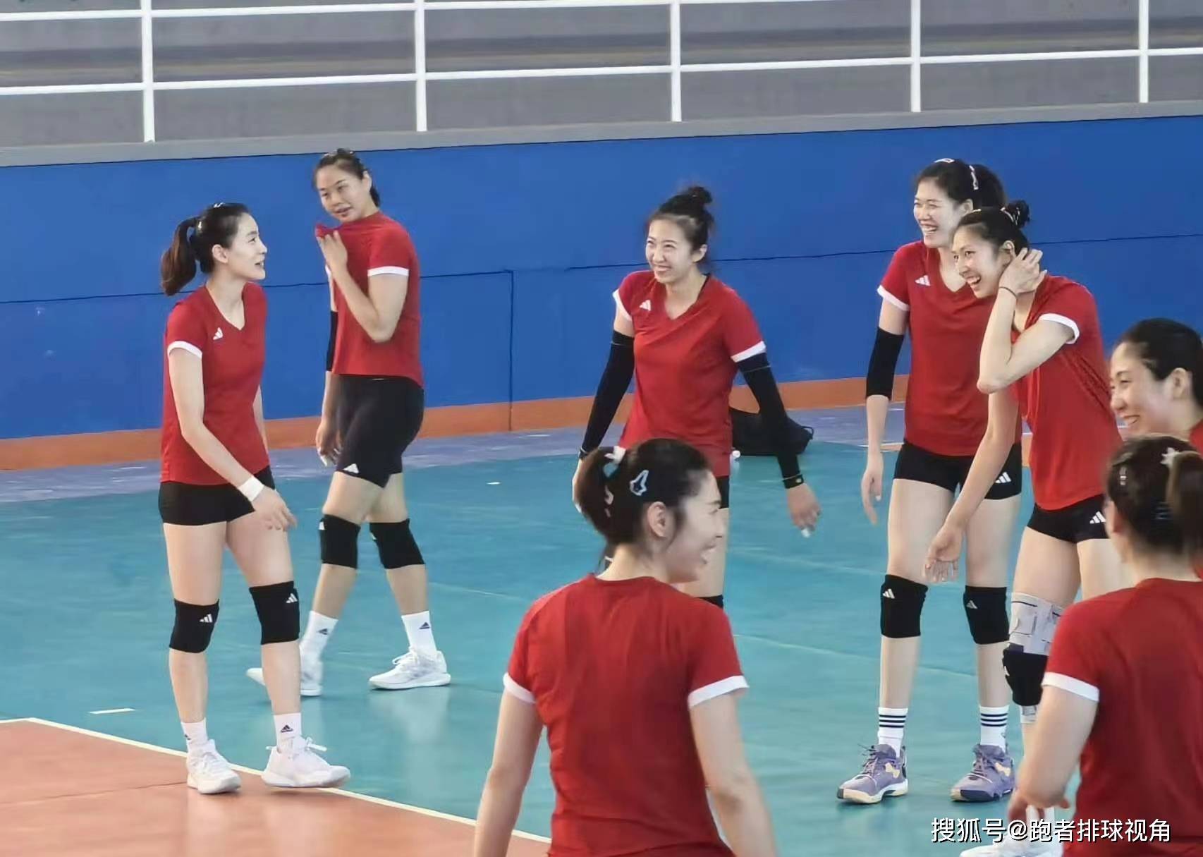 中国女排巴西首练,赖亚文坐镇,蔡斌鞋子抢眼,李盈莹心情大好
