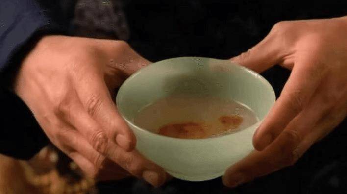 甄嬛传:滴血验亲甄嬛被爆私情,温实初只有自宫这一条路吗?