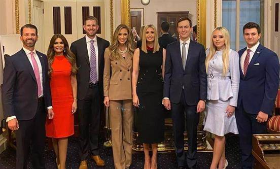 就在伊万卡事业发展顺风顺水时,父亲川普却已经在为进军政坛做准备了