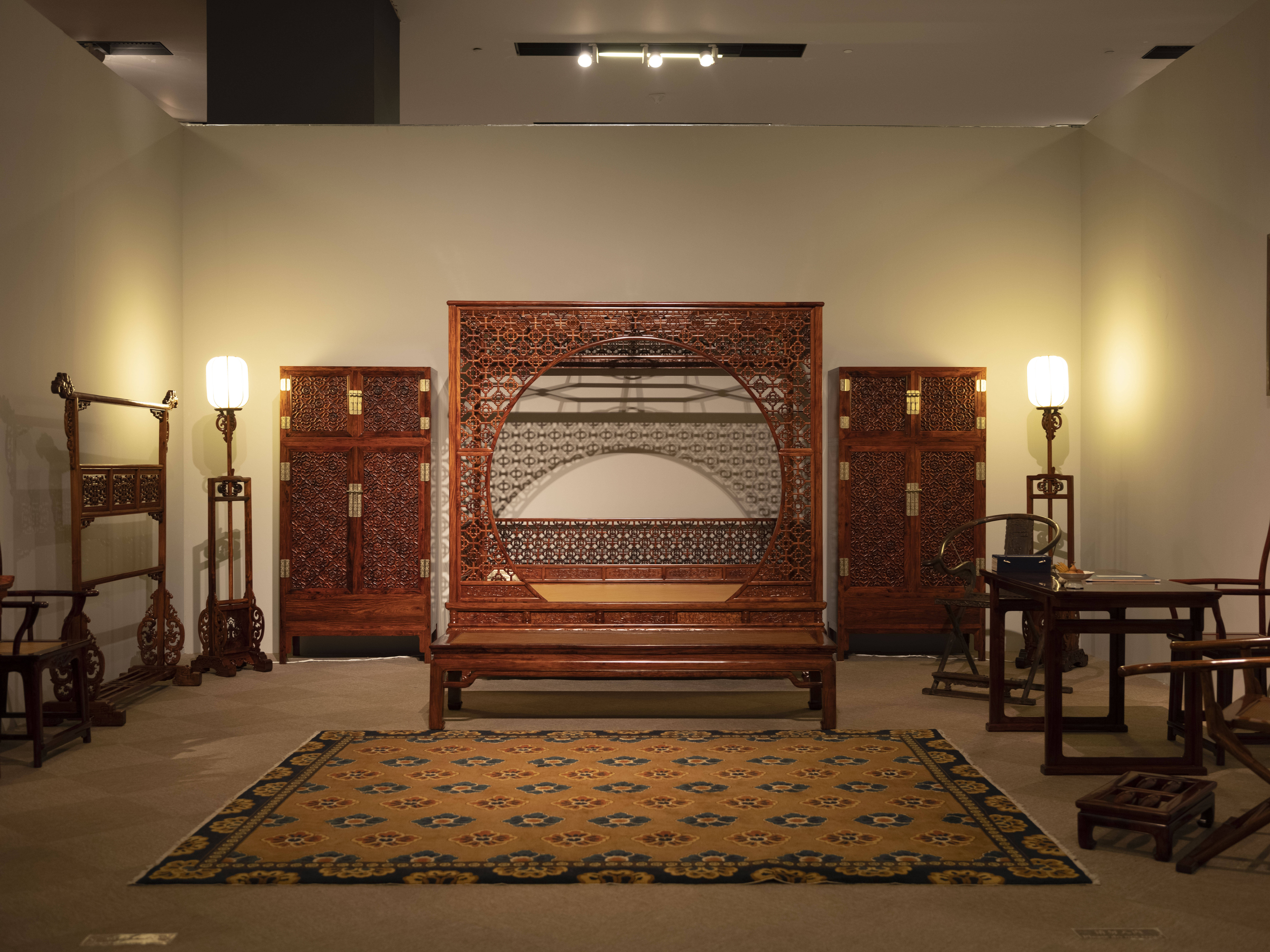 中国工艺美术大师伍炳亮正在坐镇2024中国工艺美术博览会