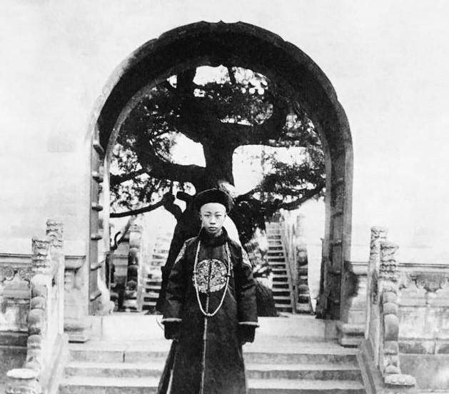 溥仪曾将一件宝贝缝进衣服26年,如今回到故宫,专家称赞:价值难估